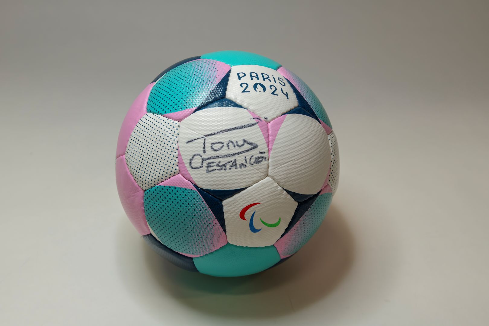 Ballon de cécifoot des Jeux Paralympiques de Paris 2024 signé par Tony Estanguet
